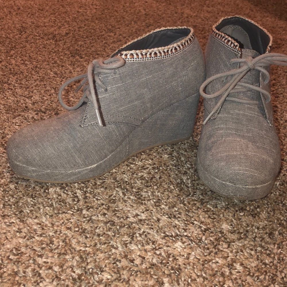 Girls wedges.